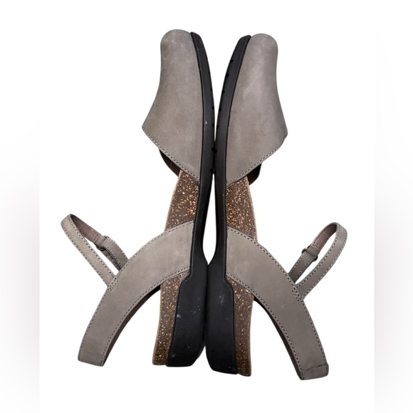 Dansko Rowan taupe nubuck leather closed toe comfort sandals - Picture 6 of 10